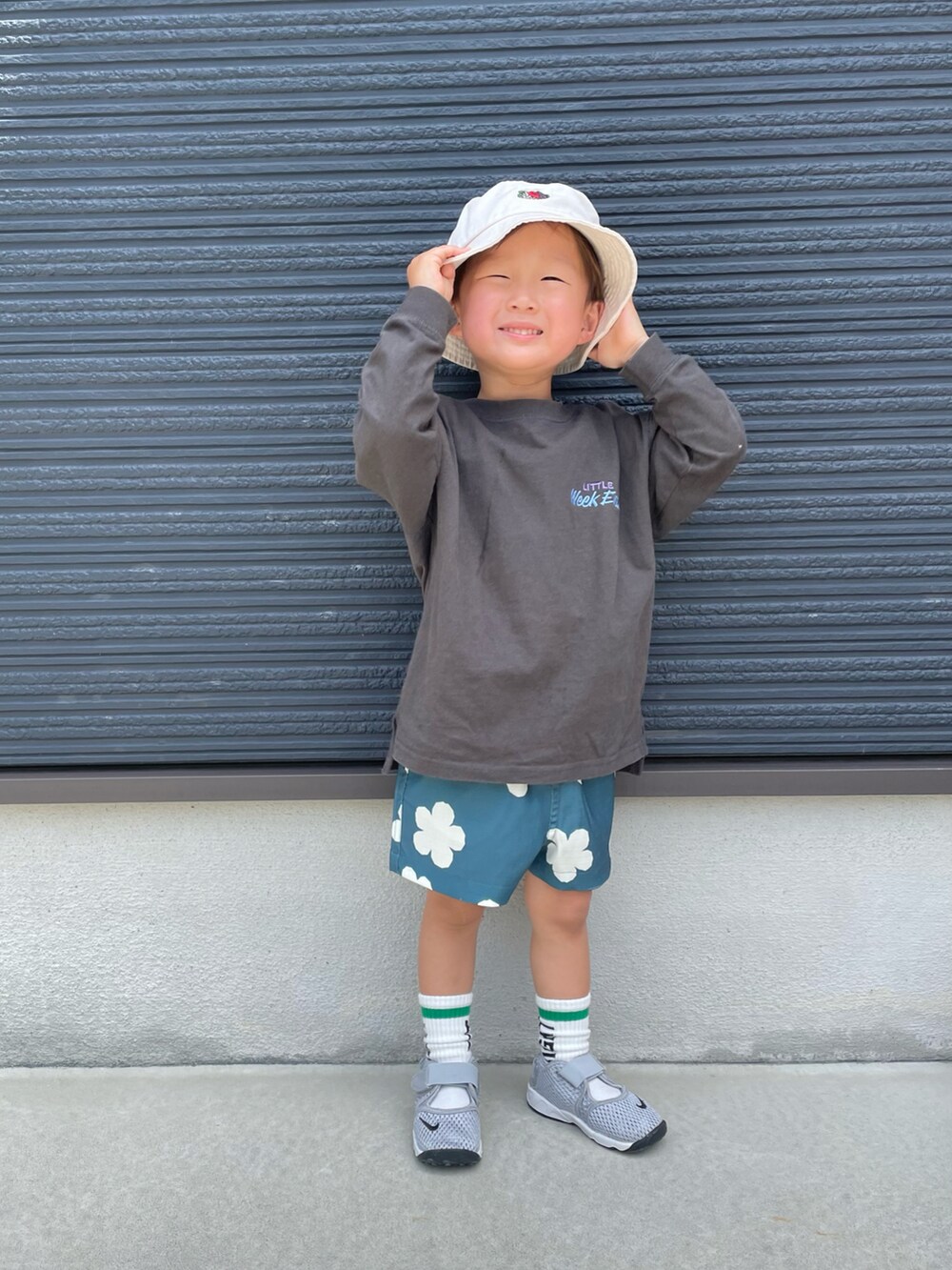 グレー系のTシャツ/カットソー、ブルー系のその他パンツ、グレー系のスニーカーを着用したキッズの春コーディネートの2枚目の写真