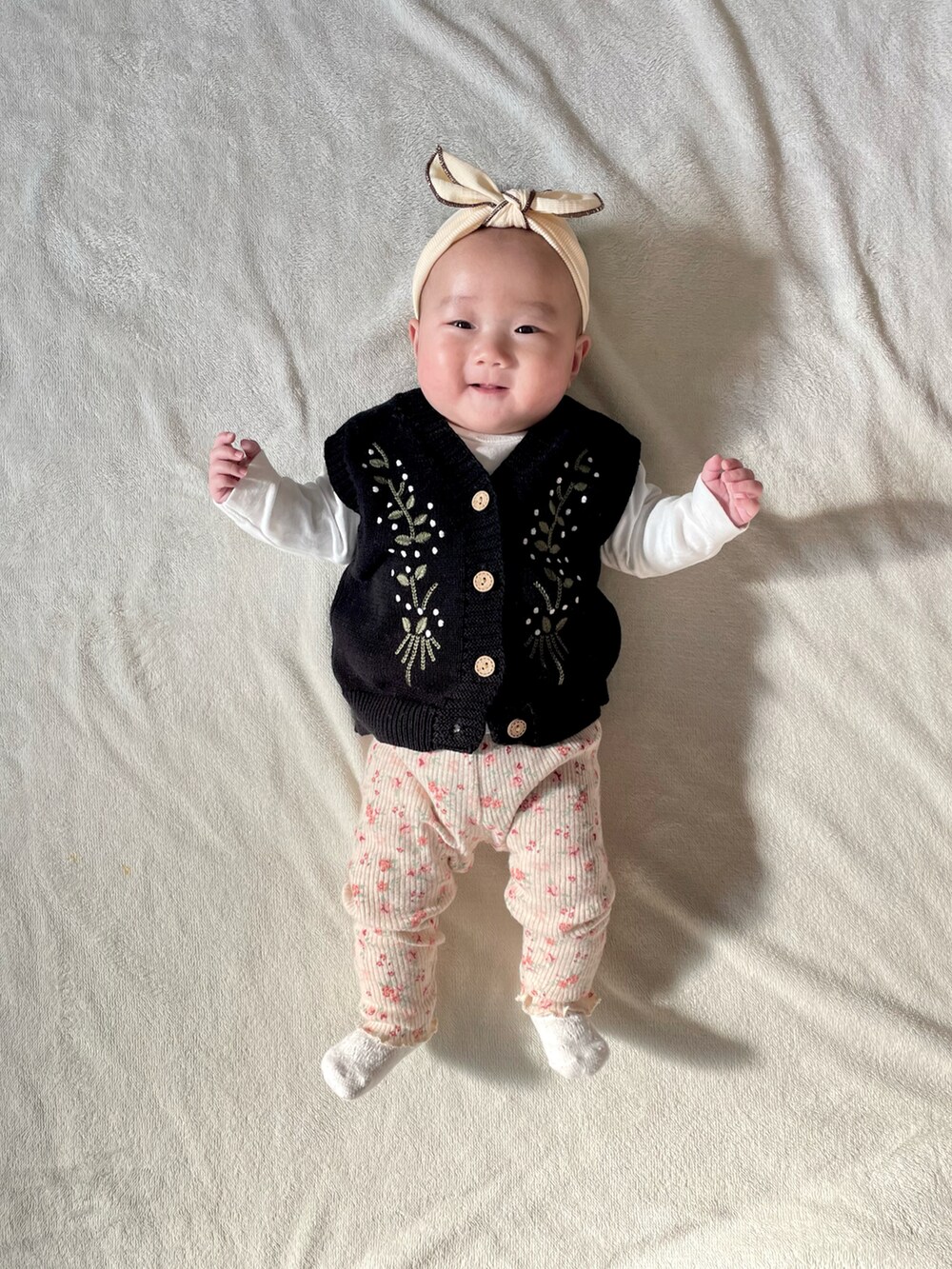 ブラック系のベスト、ホワイト系のTシャツ/カットソー、ピンク系のレギンス/スパッツを着用したキッズの冬コーディネートの2枚目の写真