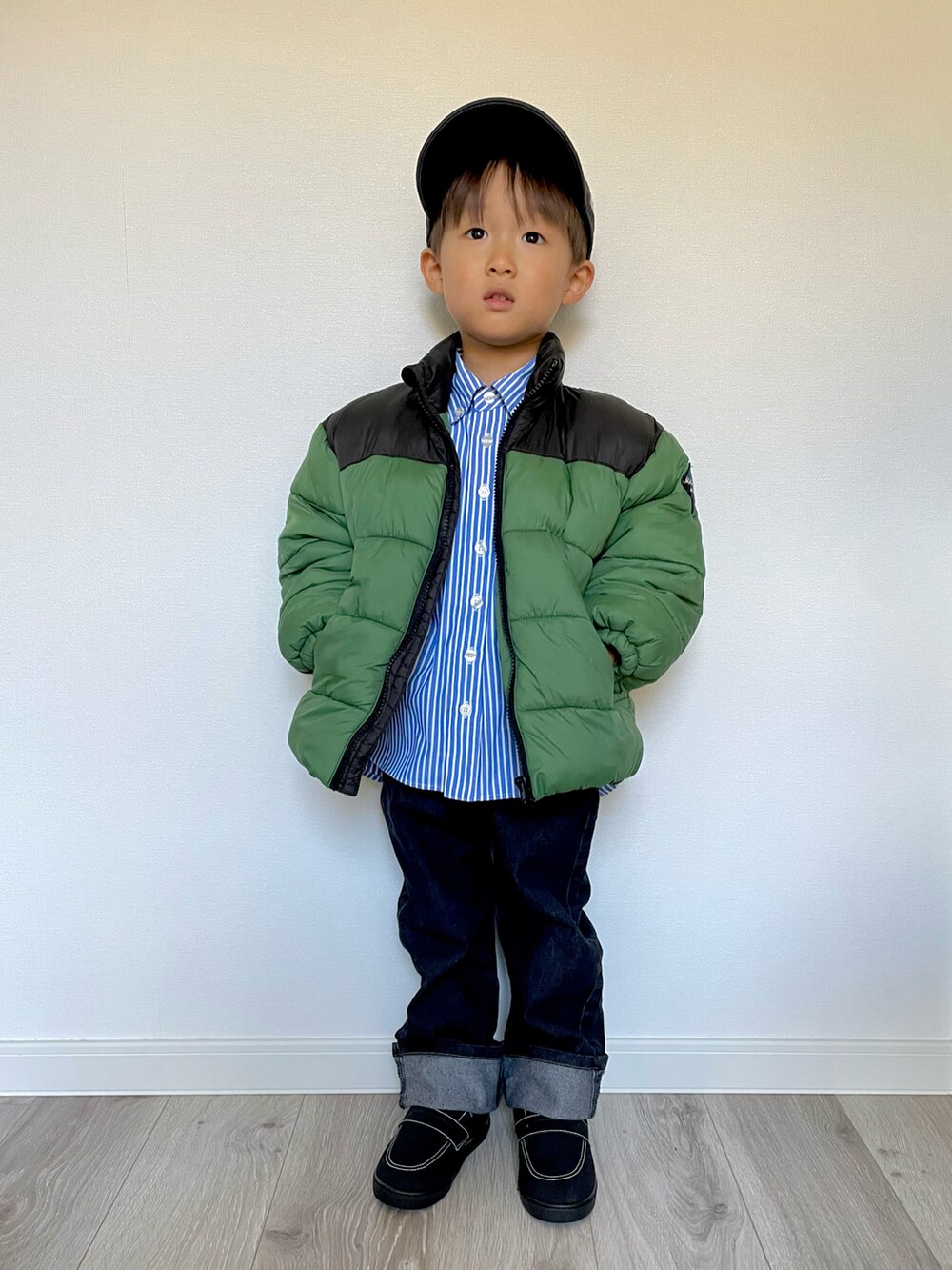 ブルー系のシャツ/ブラウス、ブルー系のデニムパンツ、ブラック系のシューズを着用したキッズの冬コーディネートの3枚目の写真