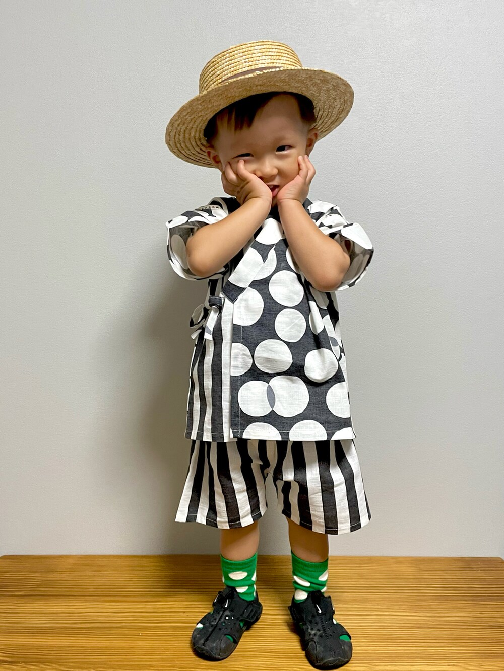 ブラック系のサンダル、ブラウン系のハット、グリーン系のソックス/靴下を着用したキッズの夏コーディネートの2枚目の写真