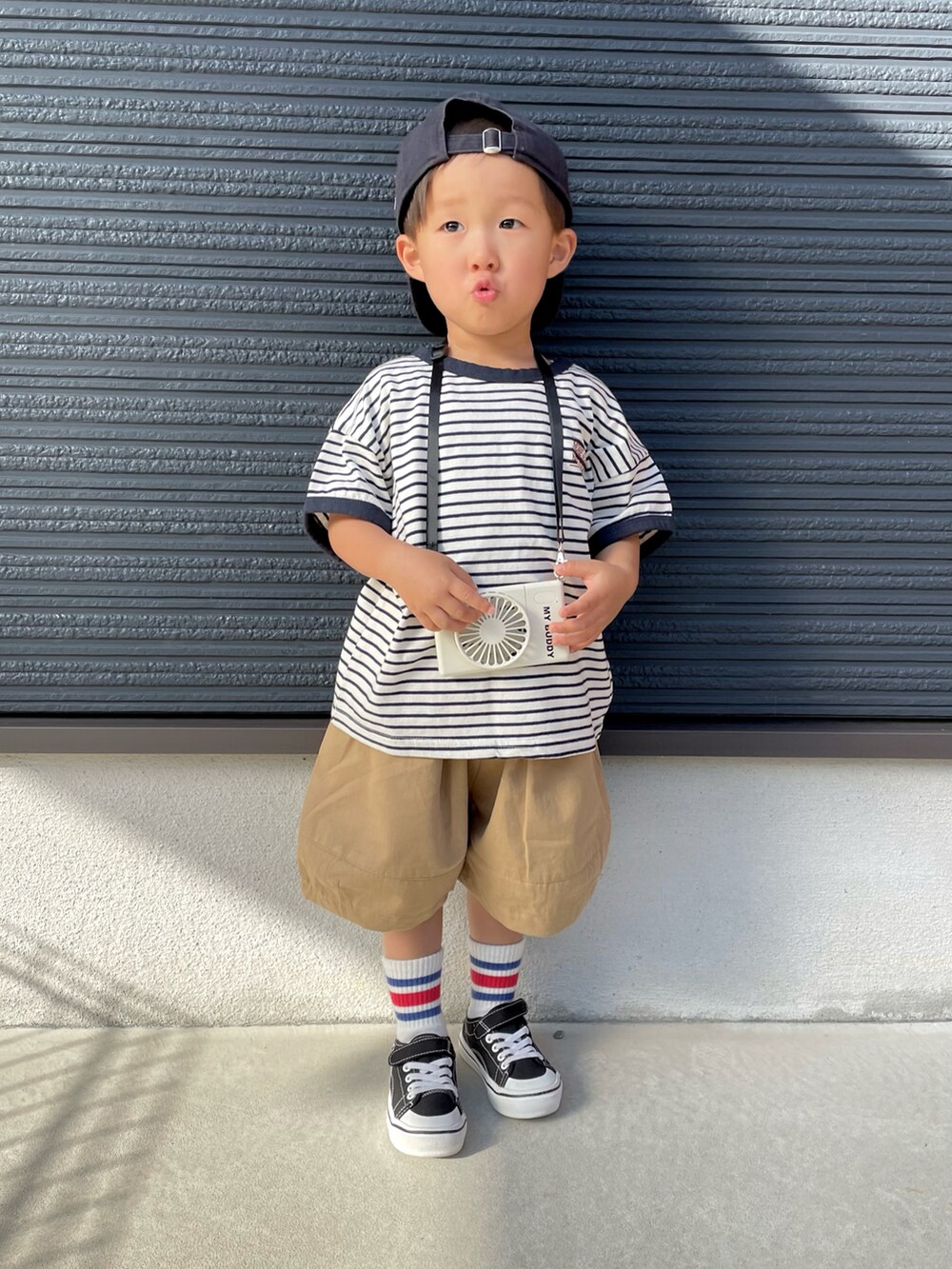 ブラック系のTシャツ/カットソー、ベージュ系のその他パンツ、ブラック系のスニーカーを着用したキッズの夏コーディネートの3枚目の写真