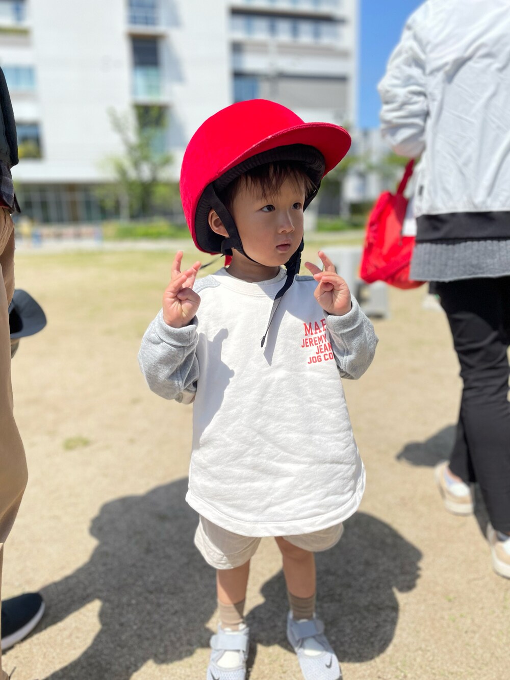 グレー系のスウェット、グレー系のその他パンツ、ホワイト系のショルダーバッグを着用したキッズの春コーディネートの3枚目の写真