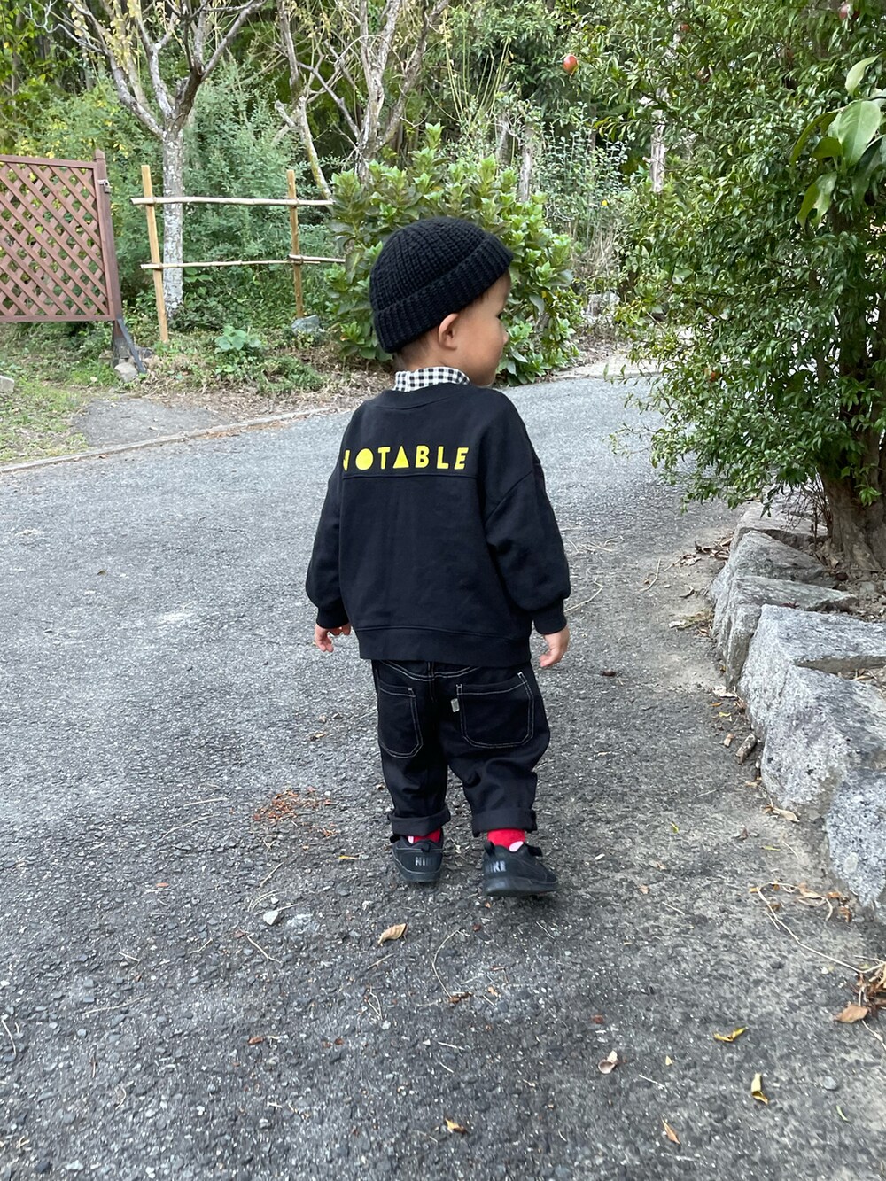 ブラック系のカーディガン/ボレロ、ブラック系のTシャツ/カットソー、ブラック系のパンツを着用したキッズの秋コーディネートの4枚目の写真