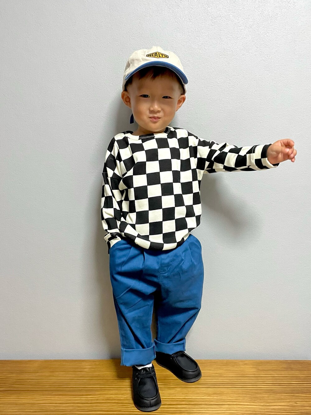 グリーン系のその他アウター、ブラック系のTシャツ/カットソー、ブルー系のその他パンツを着用したキッズの秋コーディネートの4枚目の写真