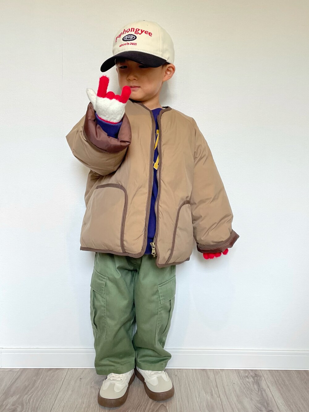 ブルー系のスウェット、ブラウン系のノーカラージャケット、グリーン系のカーゴパンツを着用したキッズの冬コーディネートの5枚目の写真