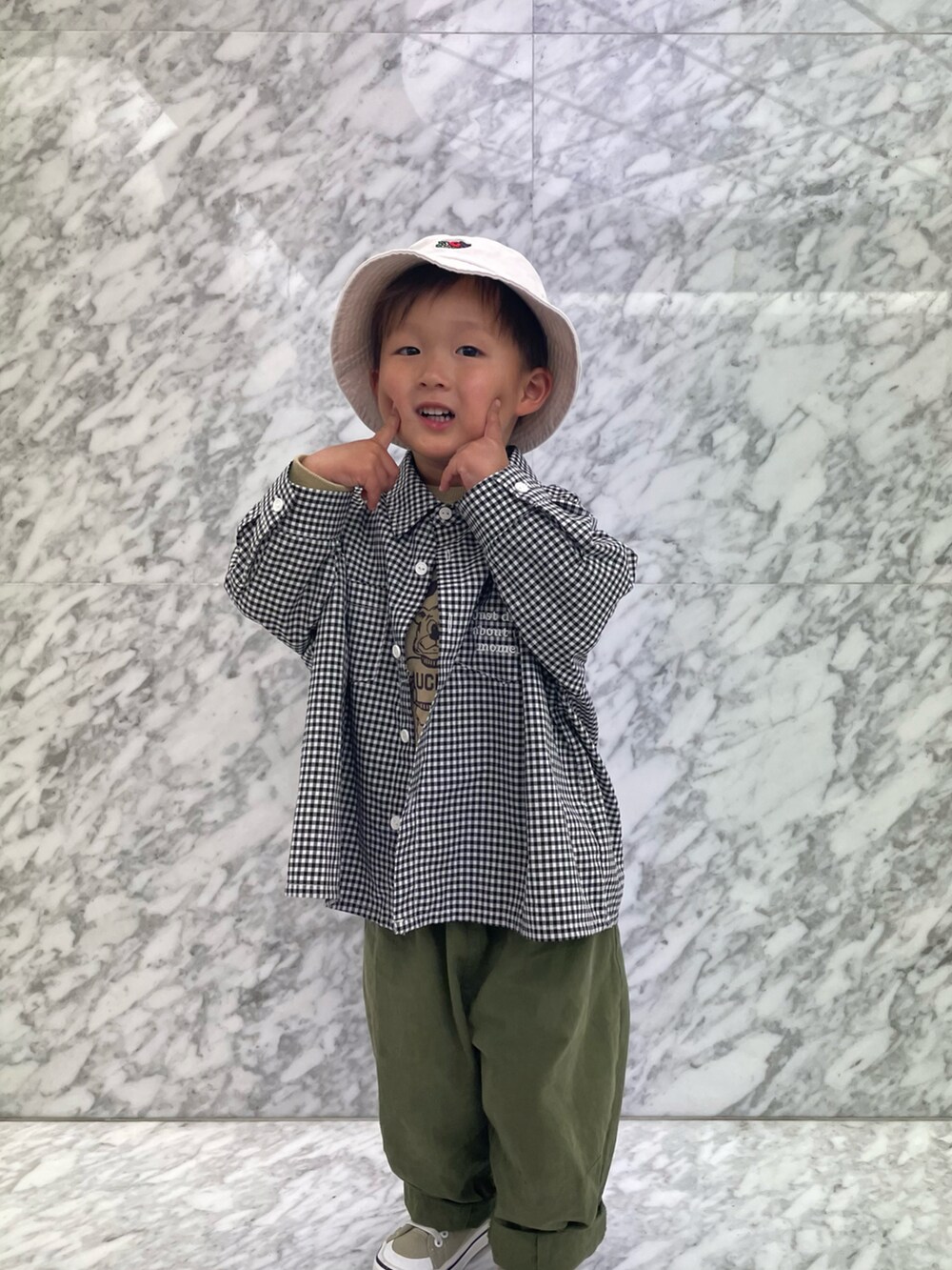 ベージュ系のTシャツ/カットソー、ブラック系のシャツ/ブラウス、グリーン系のその他パンツを着用したキッズの春コーディネートの4枚目の写真