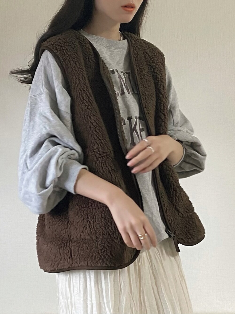 ホワイト系のスカート、ブラウン系のジャケット/アウターを着用したレディースの冬コーディネートの2枚目の写真