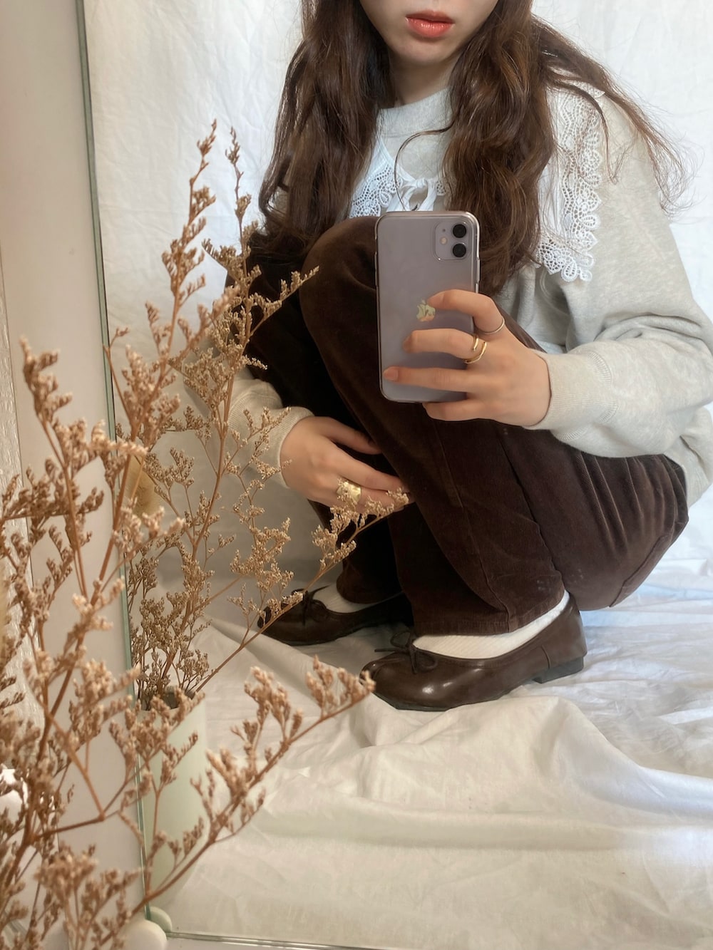 ベージュ系のスウェット、ホワイト系の付け襟を着用したレディースの冬コーディネートの2枚目の写真