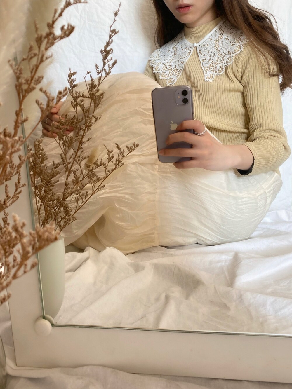 ホワイト系のスカートを着用したレディースの冬コーディネートの2枚目の写真