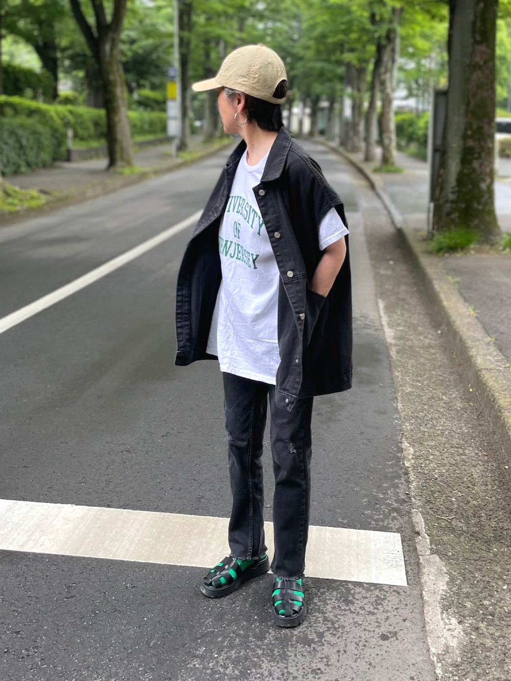 「グルカサンダル、大人カジュアル、ロゴT、カレッジロゴ、デニムジャケット、デニムベスト、デニムオンデニム、ダメージデニム、ダメージデニムパンツ、カラーソックス、グリーン、キャップ、セットアップ、サンダル×靴下」｜「ANGIEのGILDANカレッジロゴオーバーサイズTシャツ（半袖）（Tシャツ/カットソー、ホワイト系）」を使った、ゆりさん（レディース・154cm）の春コーディネートの2枚目の写真