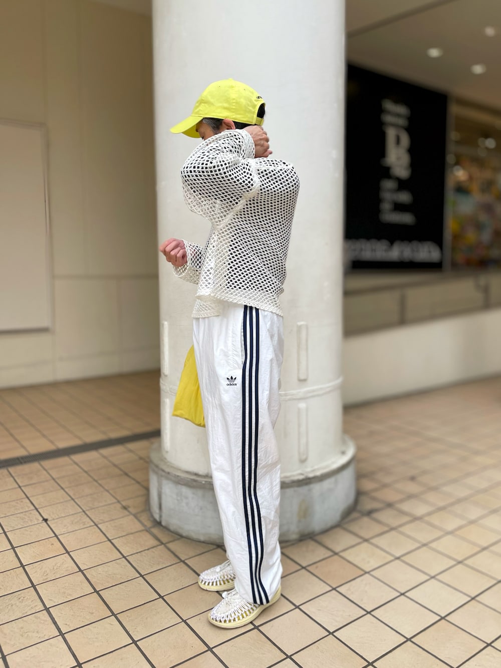 「ボーダー、無印良品、ボーダーTシャツ、キャップ、ラインパンツ、adidas、エコバッグ、イエロー、キーン(KEEN)、スポーツサンダル、スポーツミックス、ホワイトコーデ」｜「CIAOPANIC TYPYの【GEVACO / ゲバコ】 ツイル刺繍ロゴウォッシュ加工キャップ（キャップ、グリーン系）」を使った、ゆりさん（レディース・154cm）の春コーディネートの3枚目の写真