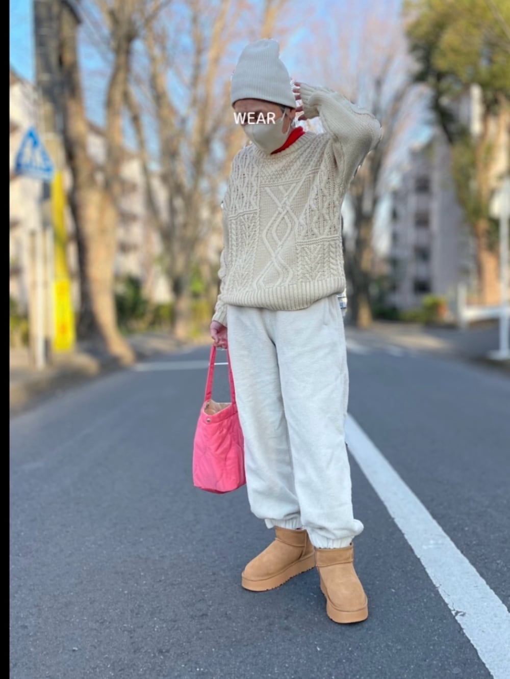 「ニット、ケーブルニット、シャギーニット、ノルディック柄、ノルディックニット、オーバーオール、デニムパンツ、スウェットパンツ、キャップ、ニット帽、スニーカー、adidas samba、スウェードブーツ」｜「coenの【そうコレ!】ブークレボートネックニット（ニット/セーター、グリーン系）」を使った、ゆりさん（レディース・154cm）の冬コーディネートの4枚目の写真