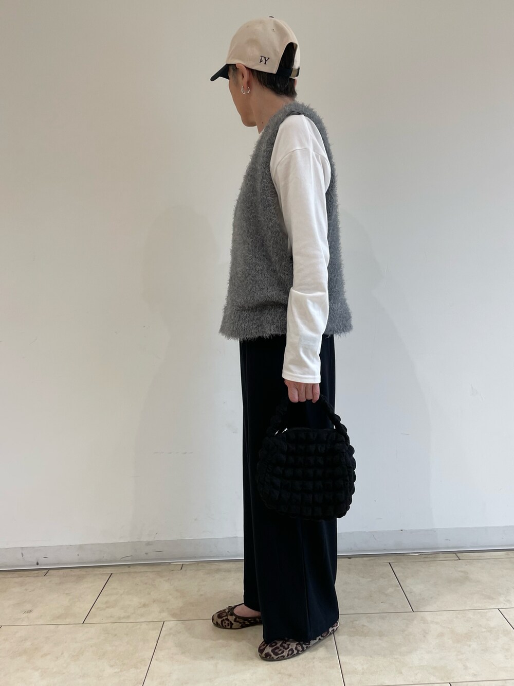 「秋っぽコーデ更新中、パンツスタイル、ワイドパンツ、キャップ、プリントT、ベスト、フェザーニット、フェザーベスト、モノトーン、バレエシューズ、レオパード、ポップコーンバッグ」｜「UNIQLOのクレープジャージーワイドパンツ（丈長め72cm）（その他パンツ、ブラック系）」を使った、ゆりさん（レディース・154cm）の秋コーディネートの4枚目の写真