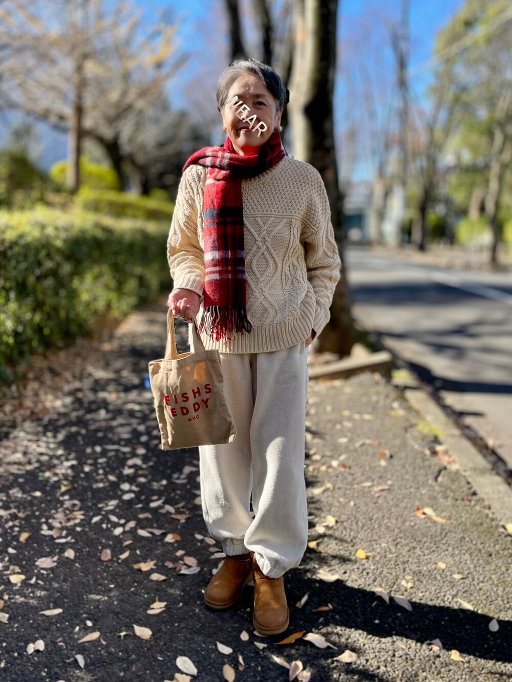 「マフラー、ケーブルニット、スウェットパンツ、ハイネック、クリスマスに着たい服、スウェードブーツ、ヒートテック」｜「LAKOLEの3ゲージパッチケーブルプルオーバー / 988975（ニット/セーター、ベージュ系）」を使った、ゆりさん（レディース・154cm）の冬コーディネートの2枚目の写真