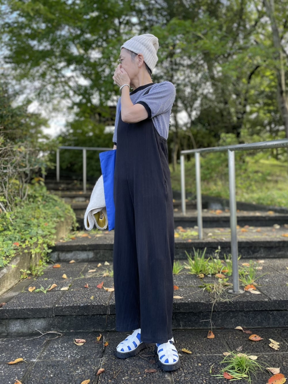「UNIQLO、オールインワン、サロペット、ボーダーTシャツ、ニット帽、グルカサンダル、靴下 × サンダル、トートバッグ、ブルー」｜「UNIQLOの160着用（サロペット/オーバーオール、ブラック系）」を使った、ゆりさん（レディース・154cm）の秋コーディネートの2枚目の写真