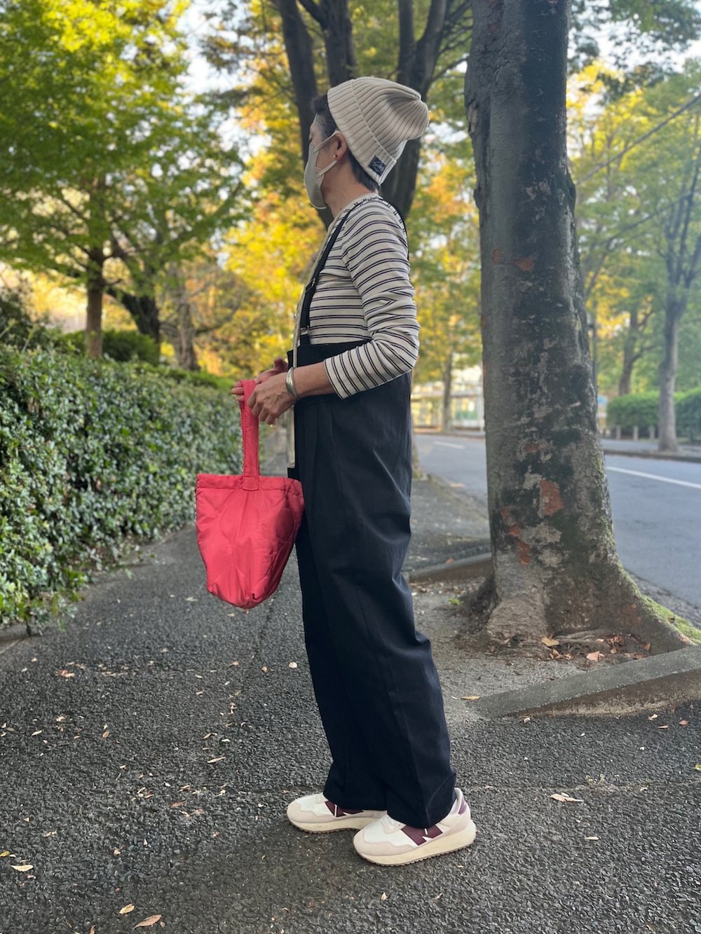 「秋服まるっと大公開、サロペット、CORNERS、オトナカジュアル、ニット帽、スマホショルダー、キルティングバッグ、ミニバッグ、ボーダーTシャツ、無印良品、ニューバランス」｜「CORNERSのCORNERS by yui ハイウエストツイルサロペット（サロペット/オーバーオール、ブラック系）」を使った、ゆりさん（レディース・154cm）の秋コーディネートの2枚目の写真