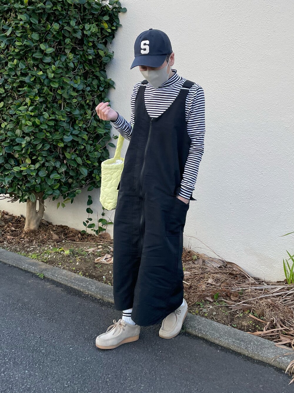 「ボーダー、ジャンパースカート、サロペットスカート、サロペット、ボーダーTシャツ、キャップ、キルティングバッグ、ミニトート、スウェードシューズ、ラインソックス、ワラビー、春服デビュー宣言、モノトーン」｜「niko and...のオーガニックタートルプルオーバー（Tシャツ/カットソー、ホワイト系）」を使った、ゆりさん（レディース・154cm）の春コーディネートの2枚目の写真