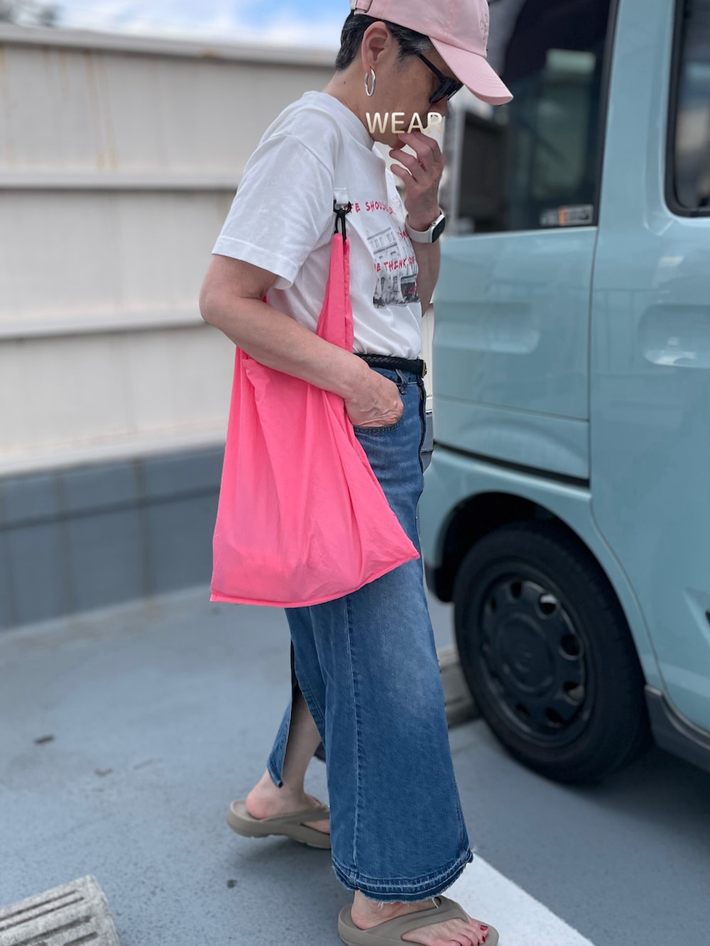 「夏コーデ、夏だ！Tシャツ着よう！、プリントT、ロゴT、キャップ、サングラス、デニムスカート、ダメージデニム、エコバック、シンプルコーデ、プチプラ、サンダル、さらっと晴れやかスナップ」｜「LAKOLEのタウンフォトTEE / 127795（Tシャツ/カットソー、ホワイト系）」を使った、ゆりさん（レディース・154cm）の夏コーディネートの2枚目の写真