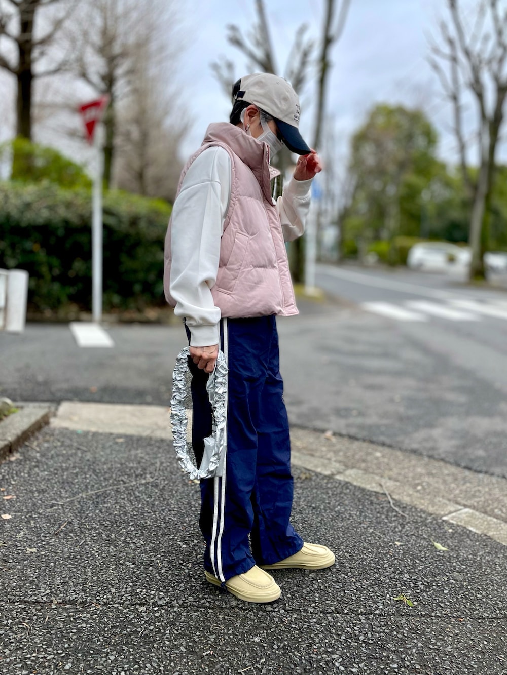 「ダウンベスト、くすみピンク、ショート丈、キャップ女子、ロゴスウェット、ラインパンツ、スマホショルダー、ワラビー、スニーカー、VANS CARVER」｜「DISCOATの機能中綿ショートベスト（ジャケット/アウター、ピンク系）」を使った、ゆりさん（レディース・154cm）の春コーディネートの2枚目の写真