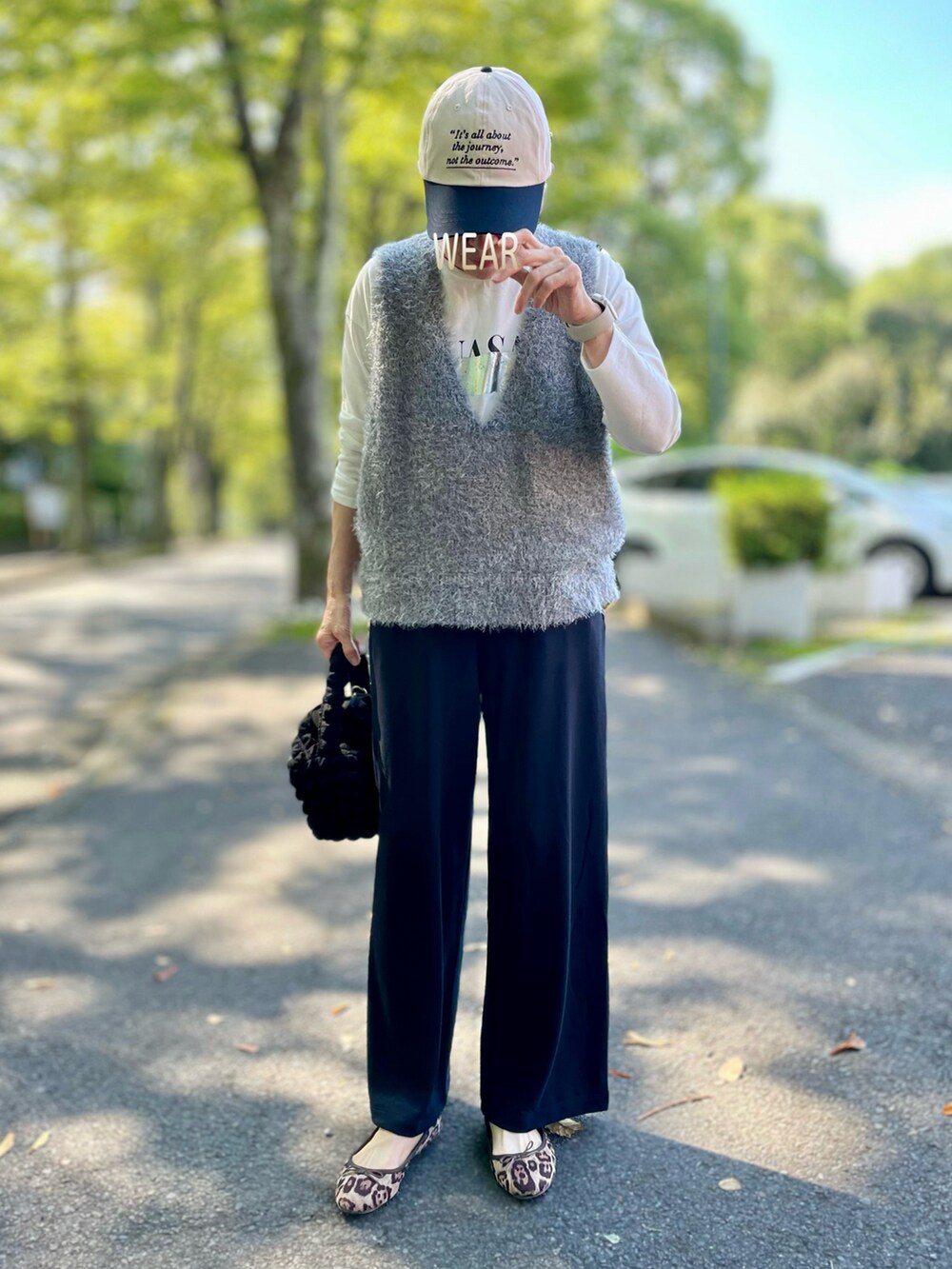 「秋っぽコーデ更新中、パンツスタイル、ワイドパンツ、キャップ、プリントT、ベスト、フェザーニット、フェザーベスト、モノトーン、バレエシューズ、レオパード、ポップコーンバッグ」｜「UNIQLOのクレープジャージーワイドパンツ（丈長め72cm）（その他パンツ、ブラック系）」を使った、ゆりさん（レディース・154cm）の秋コーディネートの2枚目の写真