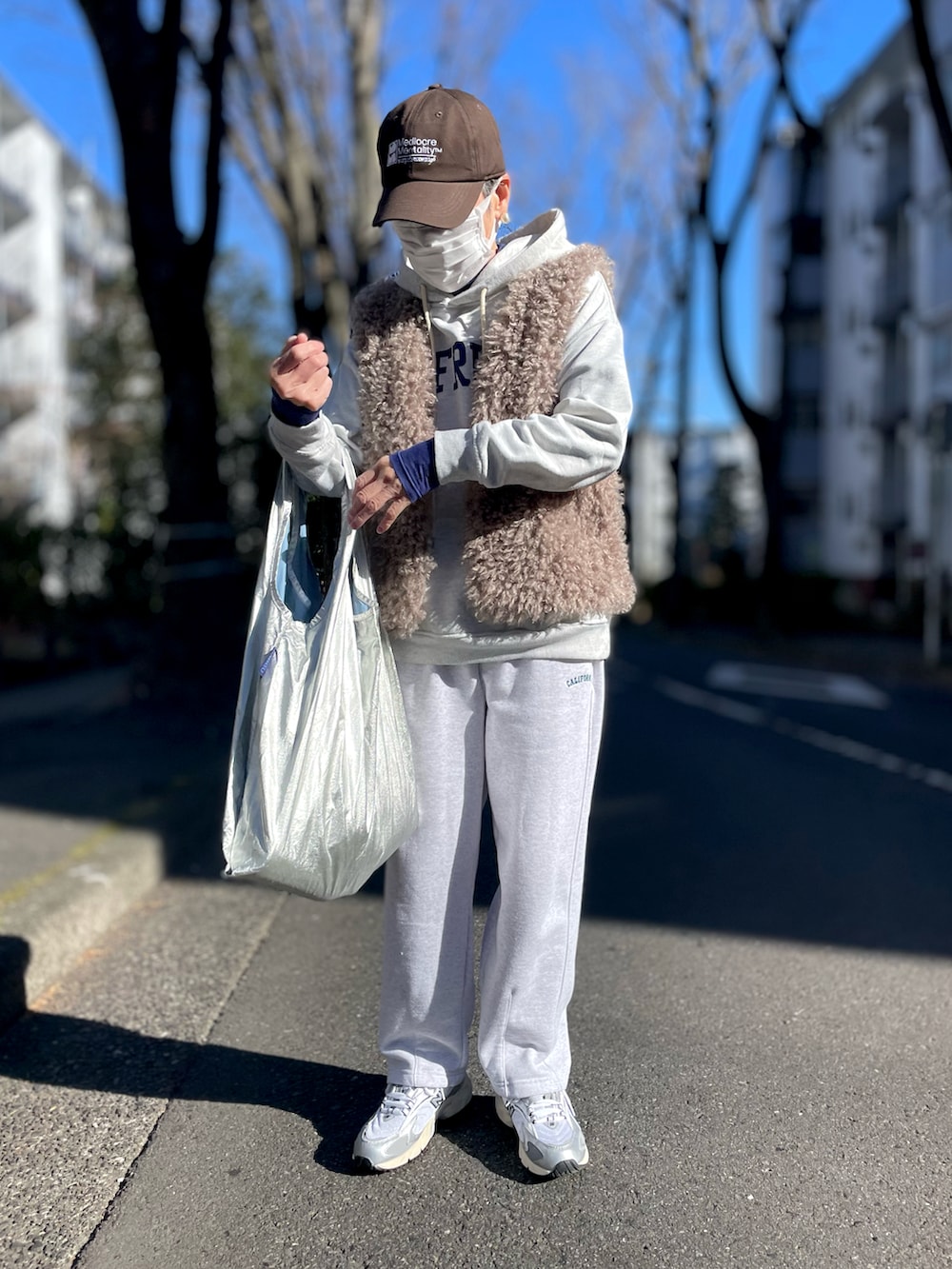 「冬コーデ、プードルファーベスト、ベスト、パーカー、スウェットパンツ、エコバッグ、ニューバランス725、スニーカー」｜「EPICKSのカレッジロゴオーバーサイズパーカー（パーカー、ホワイト系）」を使った、ゆりさん（レディース・154cm）の冬コーディネートの3枚目の写真