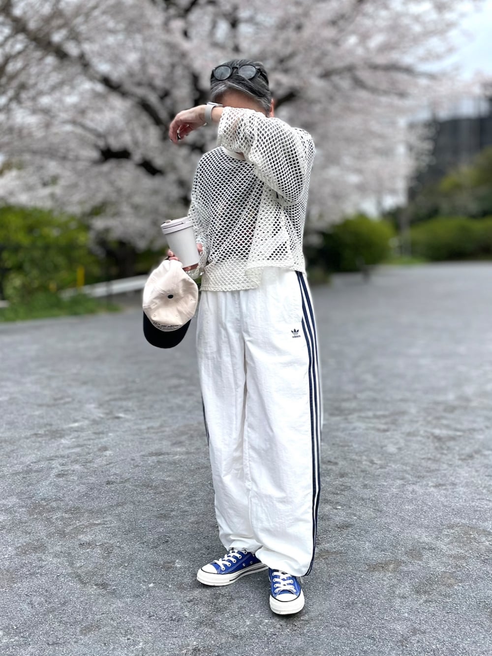 「デニムジャケット、キャップ女子、春コーデ、ラインパンツ、adidas、コンバース、スニーカー、レイヤード、メッシュトップス」｜「coca（coca）の＼＼新色登場／／ノーカラーデニムジャケット（デニムジャケット、ブルー系）」を使った、ゆりさん（レディース・154cm）の春コーディネートの2枚目の写真