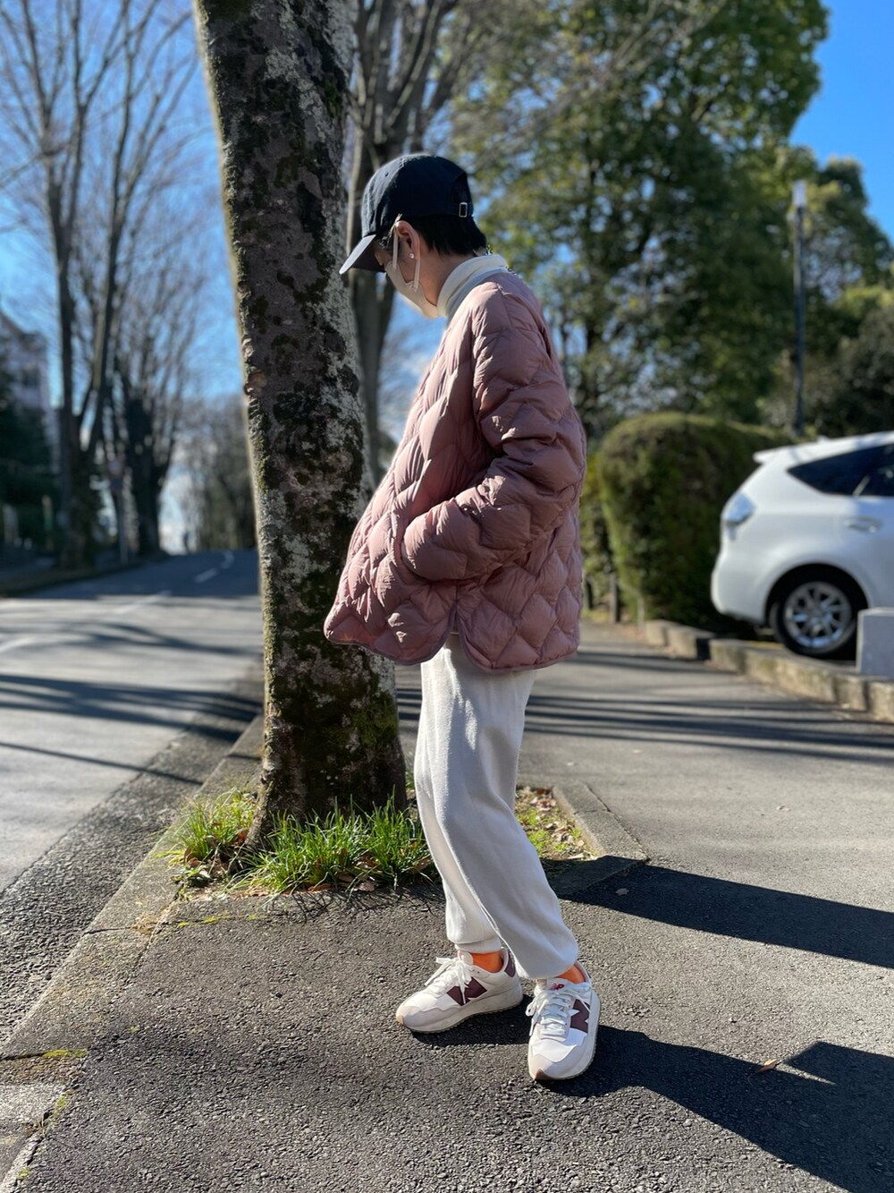 「ロゴスウェット、休日スタイル、オトナカジュアル、ダウンジャケット、UNIQLO、キャップ、ジョガーパンツ、ミニトート、ニューバランス」｜「CANAL JEANのCANAL JEAN×smileyranna ロゴCAP（キャップ、ブルー系）」を使った、ゆりさん（レディース・154cm）の冬コーディネートの2枚目の写真