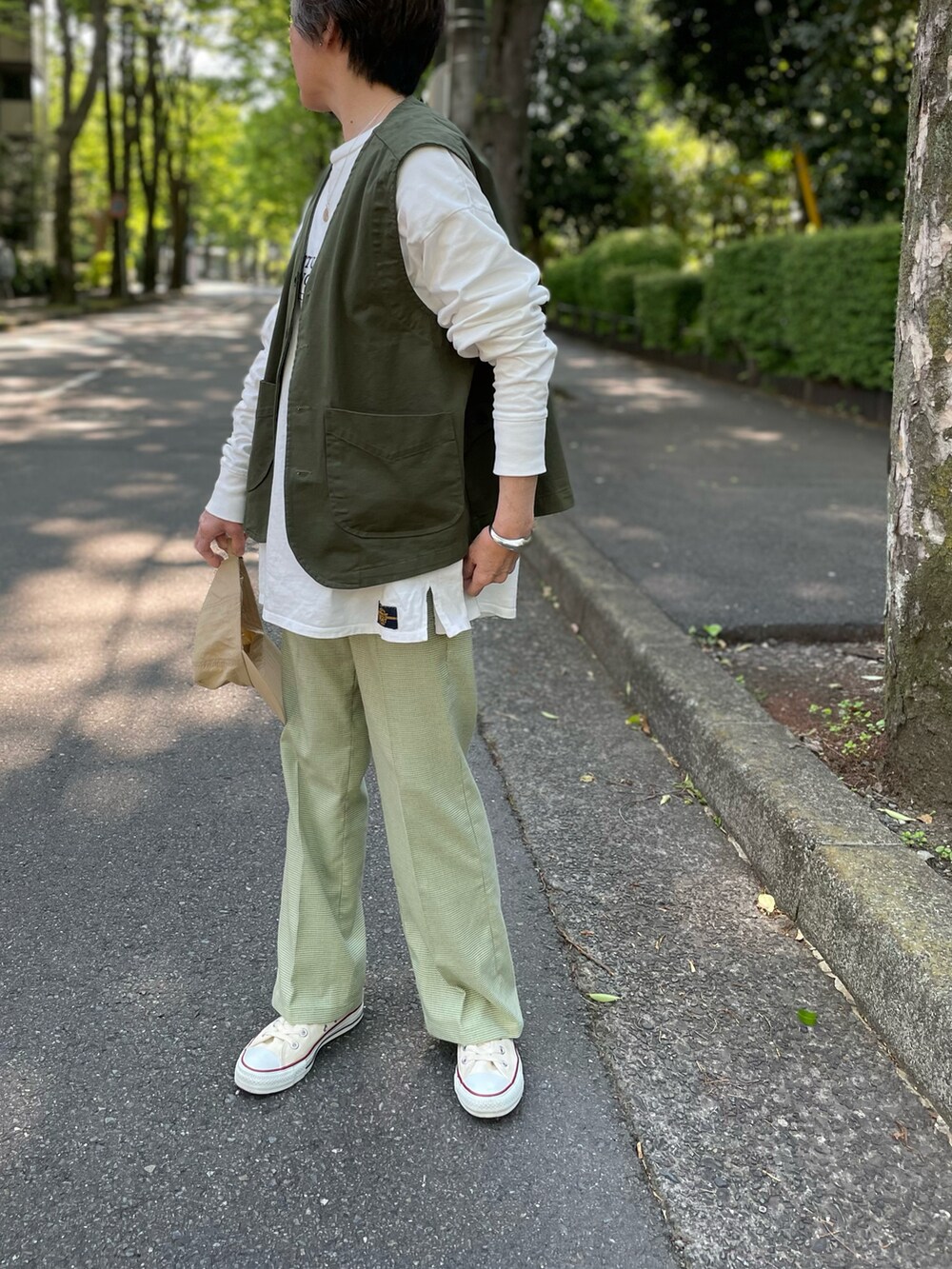 「ごきげんウィーク、グリーン、ミリタリー、ベスト、お散歩コーデ、チェックパンツ、フレアパンツ、バックプリント、プリントT、ロゴT、ハイカツトスニーカー、キャップ、コンバース」｜「ISOOKのミリタリーベスト（ベスト、グリーン系）」を使った、ゆりさん（レディース・154cm）の春コーディネートの3枚目の写真