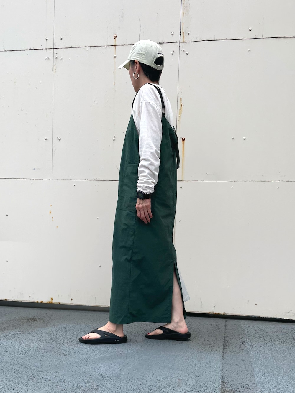 「ジャンパースカート、シアーTシャツ、キャップ女子、ビーチサンダル、スポーツサンダル、エコバック、メガネ」｜「LOWRYS FARMのストレートＺＩＰジャンスカ　177920（ワンピース、グリーン系）」を使った、ゆりさん（レディース・154cm）の夏コーディネートの2枚目の写真