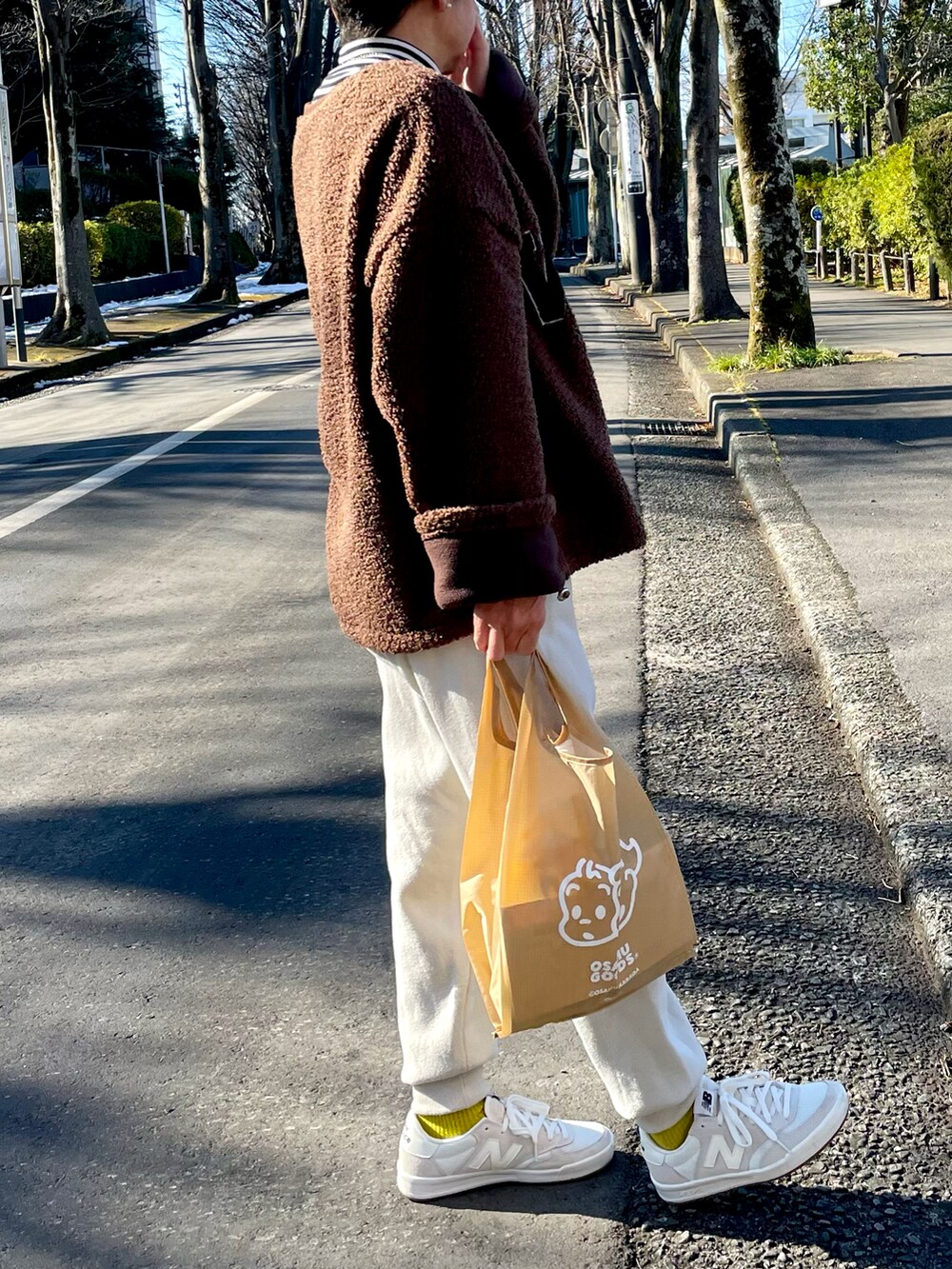 「オトナカジュアル、スウェットコーデ、ボアスウェット、スウェットパンツ、ロゴスウェット、冬コーデ、ブラウン、あったかコーデ、ボーダー、ボーダートップス、ニューバランス、チョコ色に染まれ」｜「NEW BALANCEのPRO COURT CUP（スニーカー、ホワイト系）」を使った、ゆりさん（レディース・154cm）の冬コーディネートの2枚目の写真