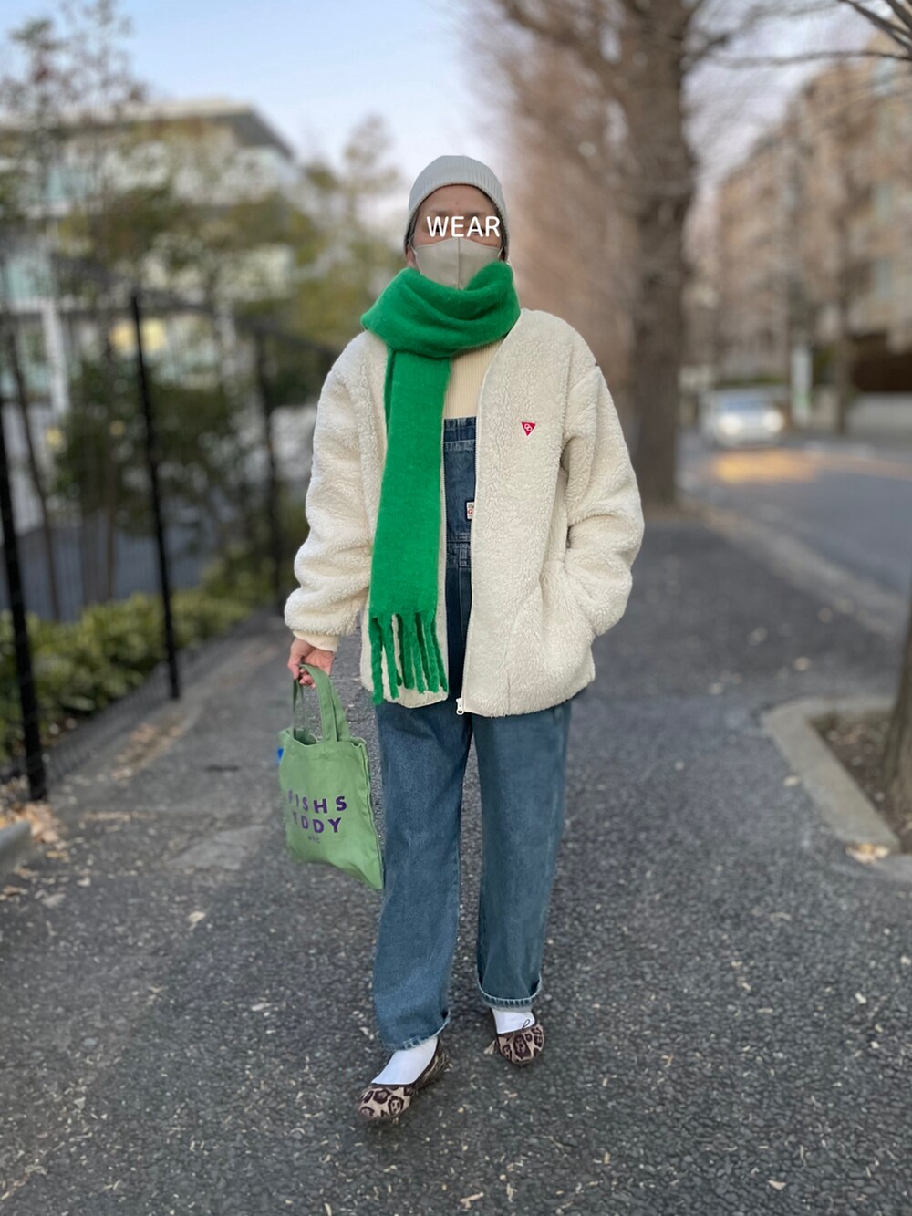「冬コーデ、大人カジュアル、オーバーオール、オールインワン、オーバーオールLOVEの会、ニット帽、マフラー、マフラーぐるぐる、ロゴトート、ミニバッグ、レオパード、バレエシューズ、ボアジャケット、冬を彩る色いろコーデ」｜「coenの【WEB限定】BLEU DE VERDUN（ブルーデバードン）別注ボアジャケット（ノーカラージャケット、ホワイト系）」を使った、ゆりさん（レディース・154cm）の冬コーディネートの2枚目の写真