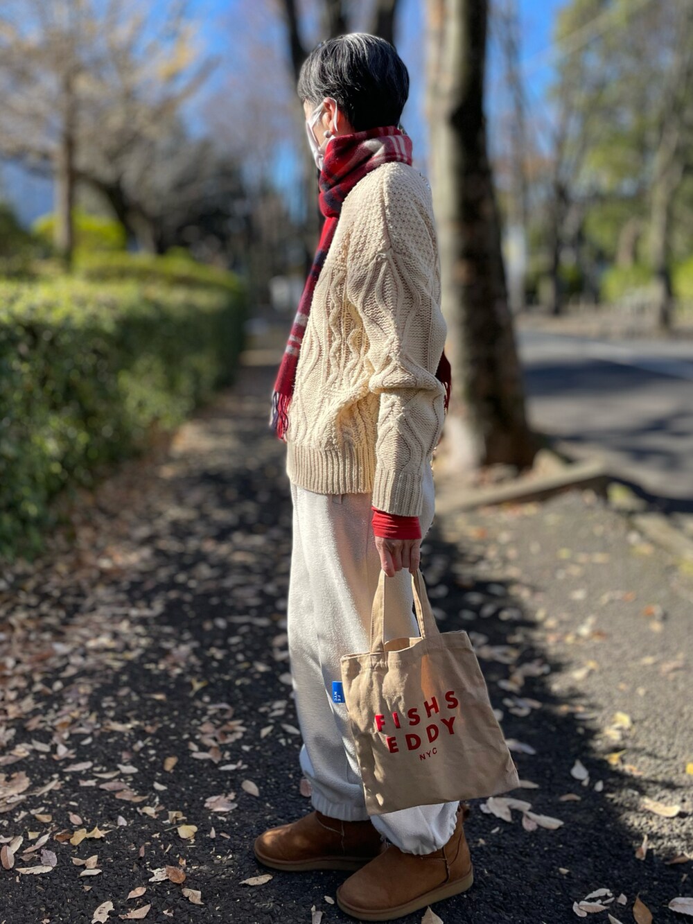 「マフラー、ケーブルニット、スウェットパンツ、ハイネック、クリスマスに着たい服、スウェードブーツ、ヒートテック」｜「LAKOLEの3ゲージパッチケーブルプルオーバー / 988975（ニット/セーター、ベージュ系）」を使った、ゆりさん（レディース・154cm）の冬コーディネートの3枚目の写真