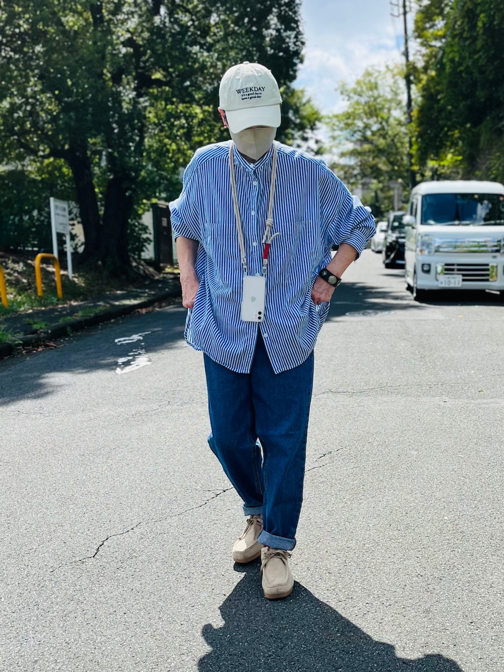 「カラー×コーデ、秋先取りコーデ、ベスト、プードルファー、キャップ女子、キャップ、ストライプシャツ、シアーシャツ、スマホショルダー、エコバッグ、デニムパンツ、デニム、モカシン、スウェードシューズ、ブルーコーデ」｜「BeAMS DOTの【WEB限定】BeAMS DOT / プードル ボア ロングベスト（ベスト、グレー系）」を使った、ゆりさん（レディース・154cm）の秋コーディネートの3枚目の写真