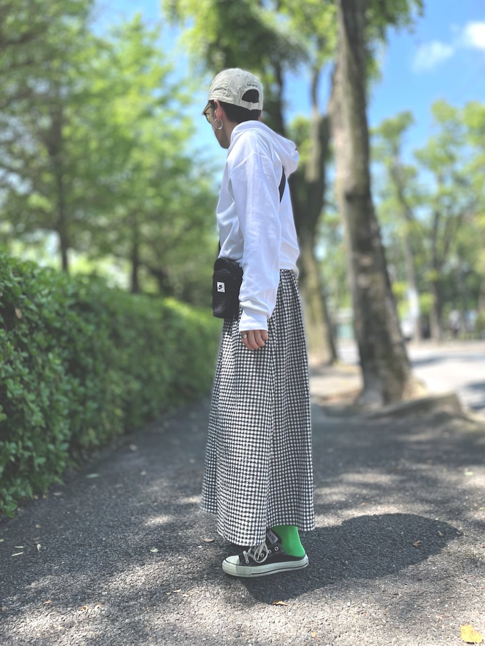 「やっぱり帽子が好き、モノトーン、キャップ女子、サングラス、めがね、白Tシャツ、UVカット、パーカー、レイヤード、ギンガムチェック、スカート、ボディバッグ、サムホール、カラーソックス、ファミマ靴下」｜「CONVERSEの《CONVERSE》NEXTAR110 OX コンバース ネクスター１１０ ＯＸ（スニーカー、ブラック系）」を使った、ゆりさん（レディース・154cm）の夏コーディネートの2枚目の写真