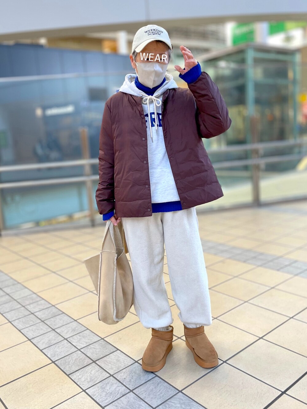 「タートルネック、大人カジュアル、キャップ、キルティングジャケット、パーカー、ロゴパーカー、リブニット、ジョガーパンツ、スウェードブーツ、スウェードバッグ、ブラウン、ダウンジャケット」｜「amgot_choiceのアイテム（スウェットパンツ、ベージュ系）」を使った、ゆりさん（レディース・154cm）の冬コーディネートの2枚目の写真