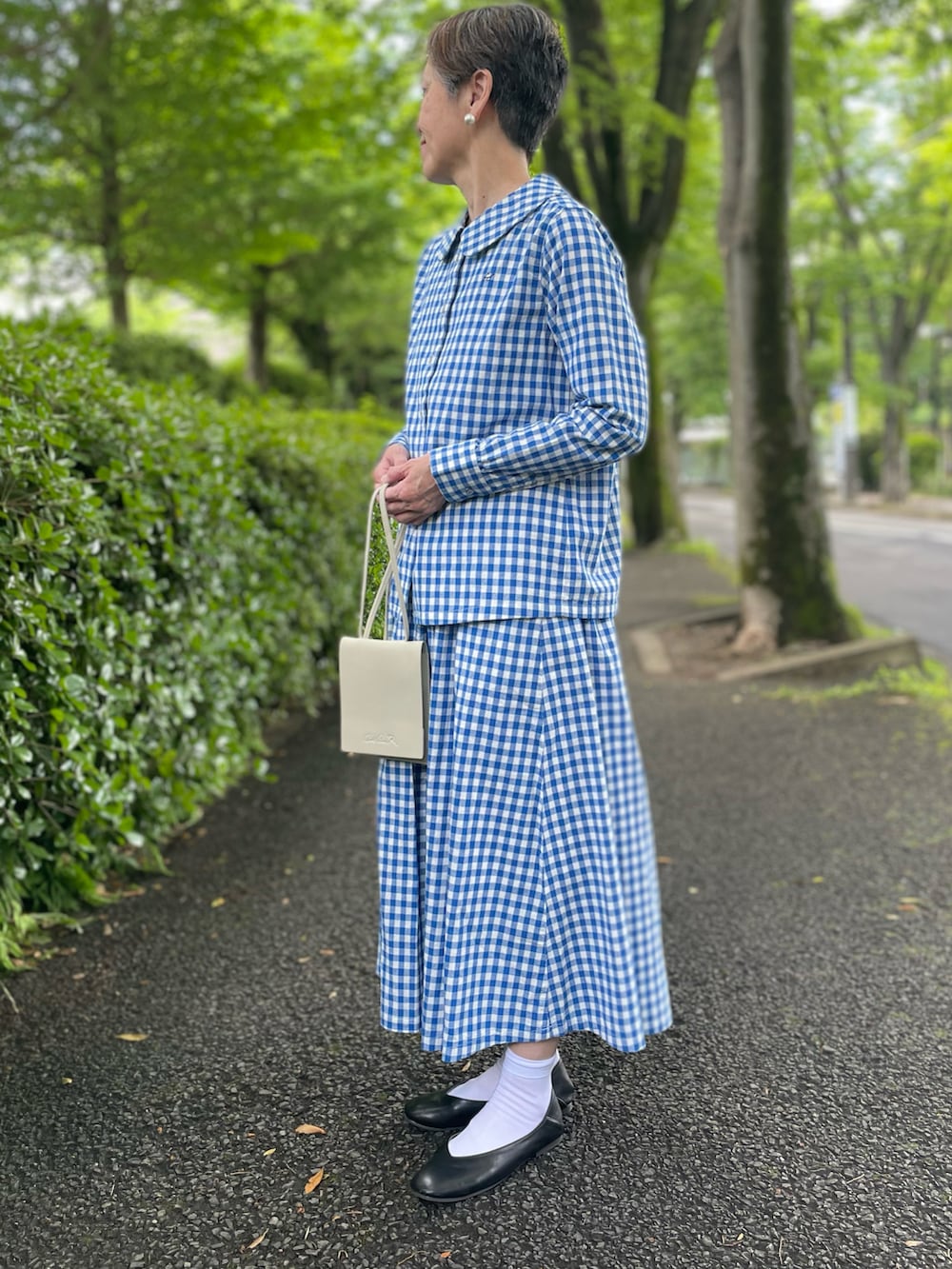 「きれいめカジュアル、セットアップ、ギンガムチェック、ギンガムチェックシャツ、ギンガムチェックスカート、バレエシューズ、ミニショルダーバッグ、スマホショルダー、sunny clouds、bonpon」｜「Arnold Palmerのフェイクレザー シェア マルチケース（ショルダーバッグ、ベージュ系）」を使った、ゆりさん（レディース・154cm）の春コーディネートの3枚目の写真