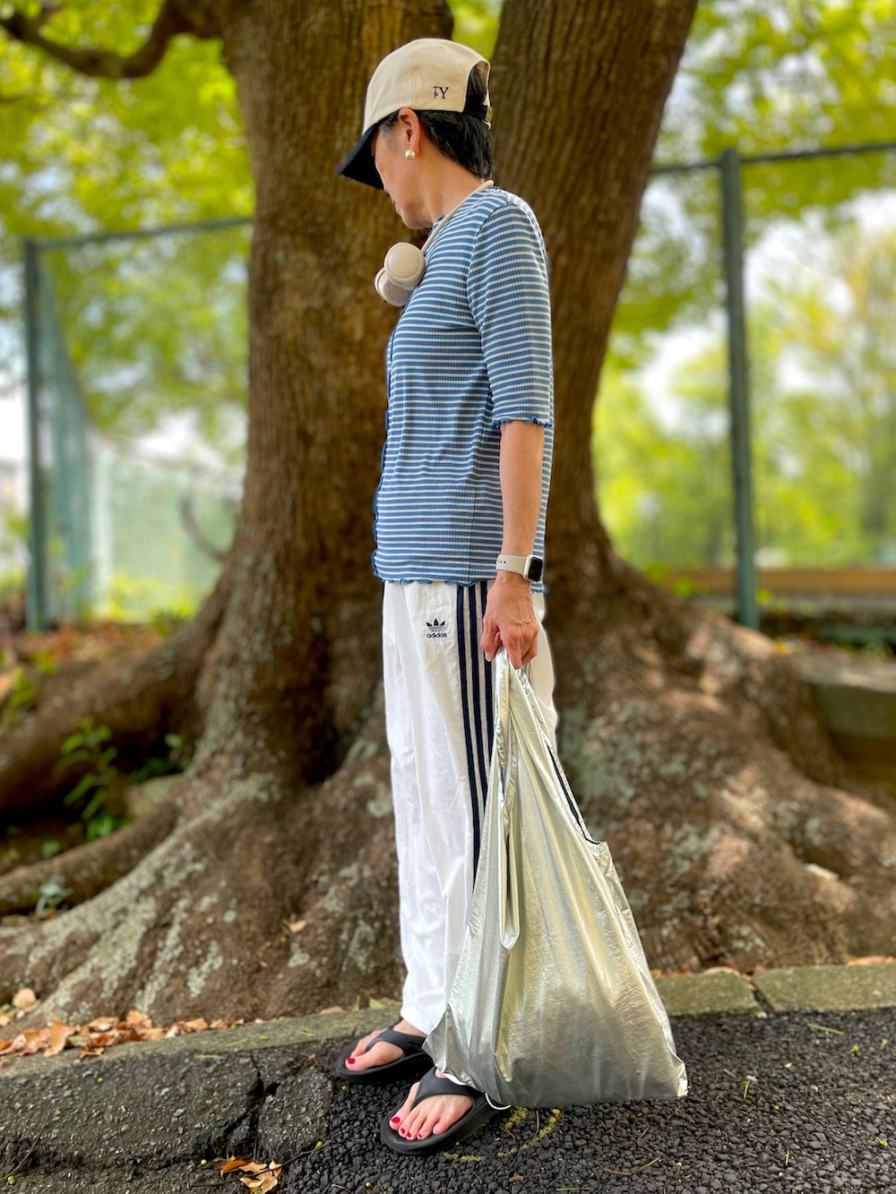 「おしゃ見えテクニック、夏コーデ、キャップ、ボーダー、ナローシルエット、ラインパンツ、adidas、スポーツミックス、エコバッグ、サンダル、ビーサン」｜「LOWRYS FARMのボーダーメロー５Ｓ　905220（Tシャツ/カットソー、ブルー系）」を使った、ゆりさん（レディース・154cm）の夏コーディネートの2枚目の写真