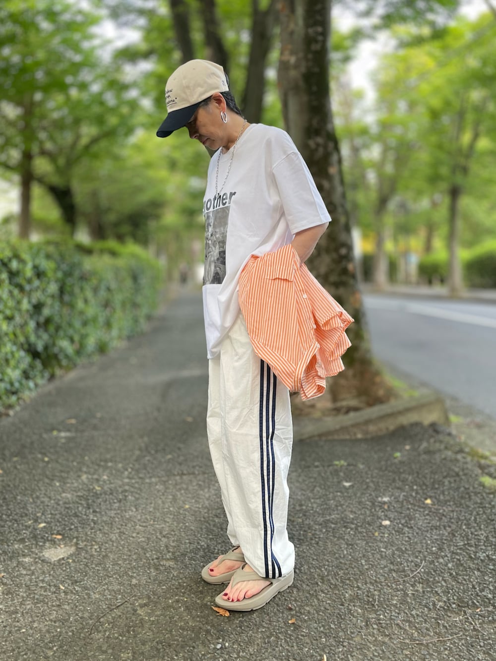「スポーツミックス、プリントT、シアーシャツ、ストライプシャツ、キャップ、ラインパンツ、サンダル、夏コーデ」｜「adidasのウーブン バルーンパンツ / アディダスオリジナルス adidas Originals（その他パンツ、ホワイト系）」を使った、ゆりさん（レディース・154cm）の夏コーディネートの2枚目の写真