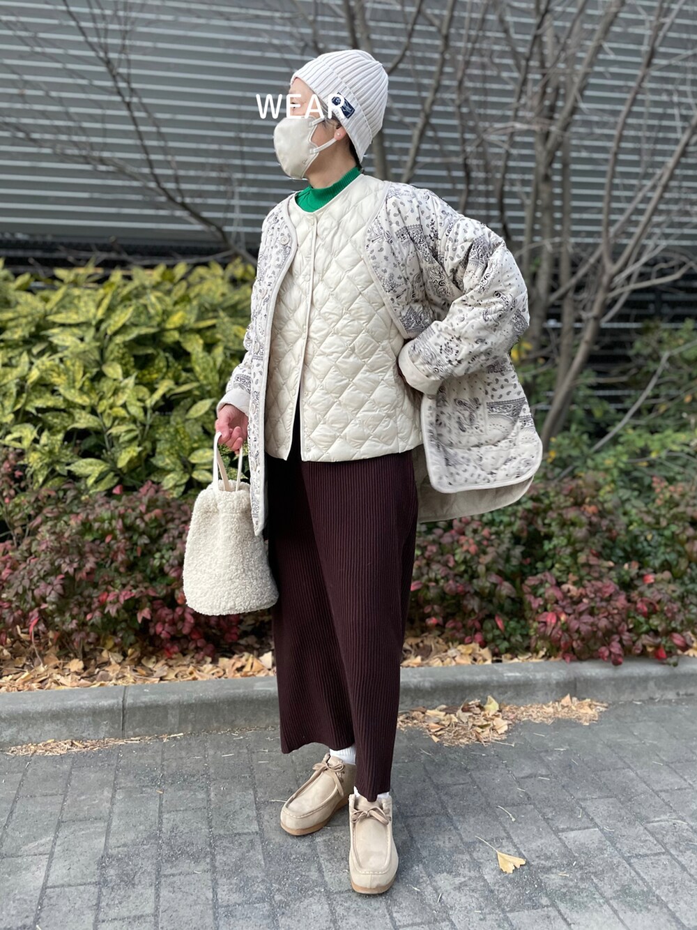 「ファーバッグ、リブハイネックT、ダウンベスト、UNIQLO、キルティングジャケット、リバーシブル、リブスカート、リブニットスカート、スウェードシューズ、ワラビー、レイヤードスタイル」｜「studio CLIPのアソートファー巾着バッグ（トートバッグ、ベージュ系）」を使った、ゆりさん（レディース・154cm）の冬コーディネートの2枚目の写真