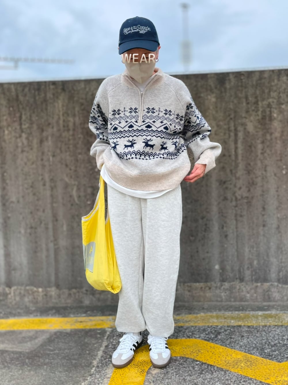 「ニット、ハーフジップ、しまむら、ノルディックニット、スウェットパンツ、キャップ、レイヤード、エコバッグ、スニーカー、adidassamba」｜「しまむらの2200円（ニット/セーター、ブルー系）」を使った、ゆりさん（レディース・154cm）の冬コーディネートの2枚目の写真
