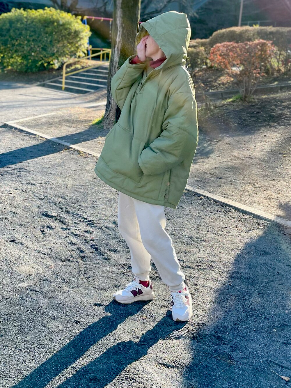 ベージュ系のその他パンツ、ホワイト系のスニーカー、レッド系のTシャツ/カットソーを着用したレディースの冬コーディネートの2枚目の写真