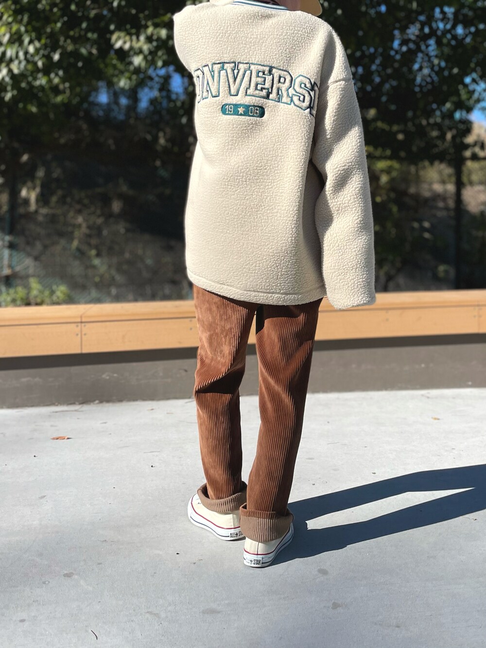 「キャップ、converse、コーデュロイパンツ、休日スタイル、ブラウン、バックロゴ、オトナカジュアル、ボアスウェット、ハイカツトスニーカー」｜「CONVERSEのアイテム（スウェット、ベージュ系）」を使った、ゆりさん（レディース・154cm）の秋コーディネートの2枚目の写真