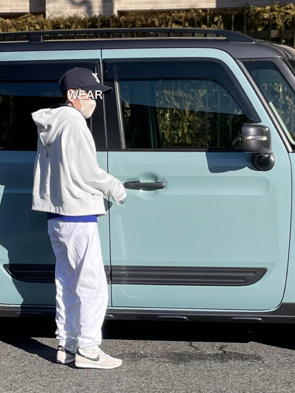「パーカー、ほめられ本命コーデ、スウェットコーデ、バックプリント、スウェットパンツ、休日スタイル、愛車、NIKE、スニーカー、チョコ色に染まれ」｜「niko and...の【WALNUT(ウォルナット)】コラボショートパーカー（Tシャツ/カットソー、グレー系）」を使った、ゆりさん（レディース・154cm）の冬コーディネートの2枚目の写真