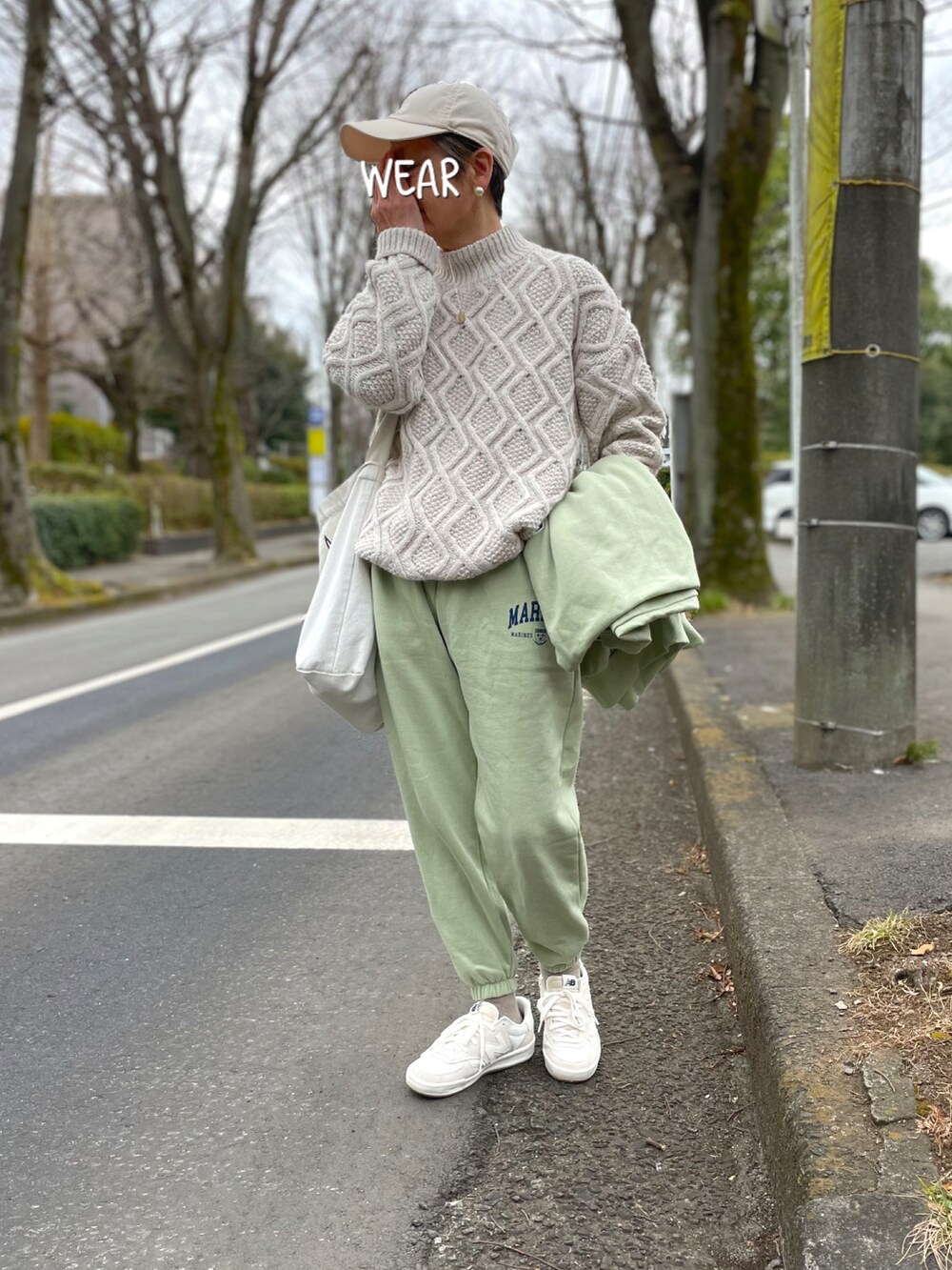 「大人カジュアル、スウェットセットアップ、グリーン、キャップ、ショルダーバッグ、スウェットパンツ、ケーブルニット、肩がけ、パステルカラー、あったかコーデ、セットアップ、スウェット」｜「GAPのロゴベースボールキャップ（キャップ、ホワイト系）」を使った、ゆりさん（レディース・154cm）の冬コーディネートの2枚目の写真