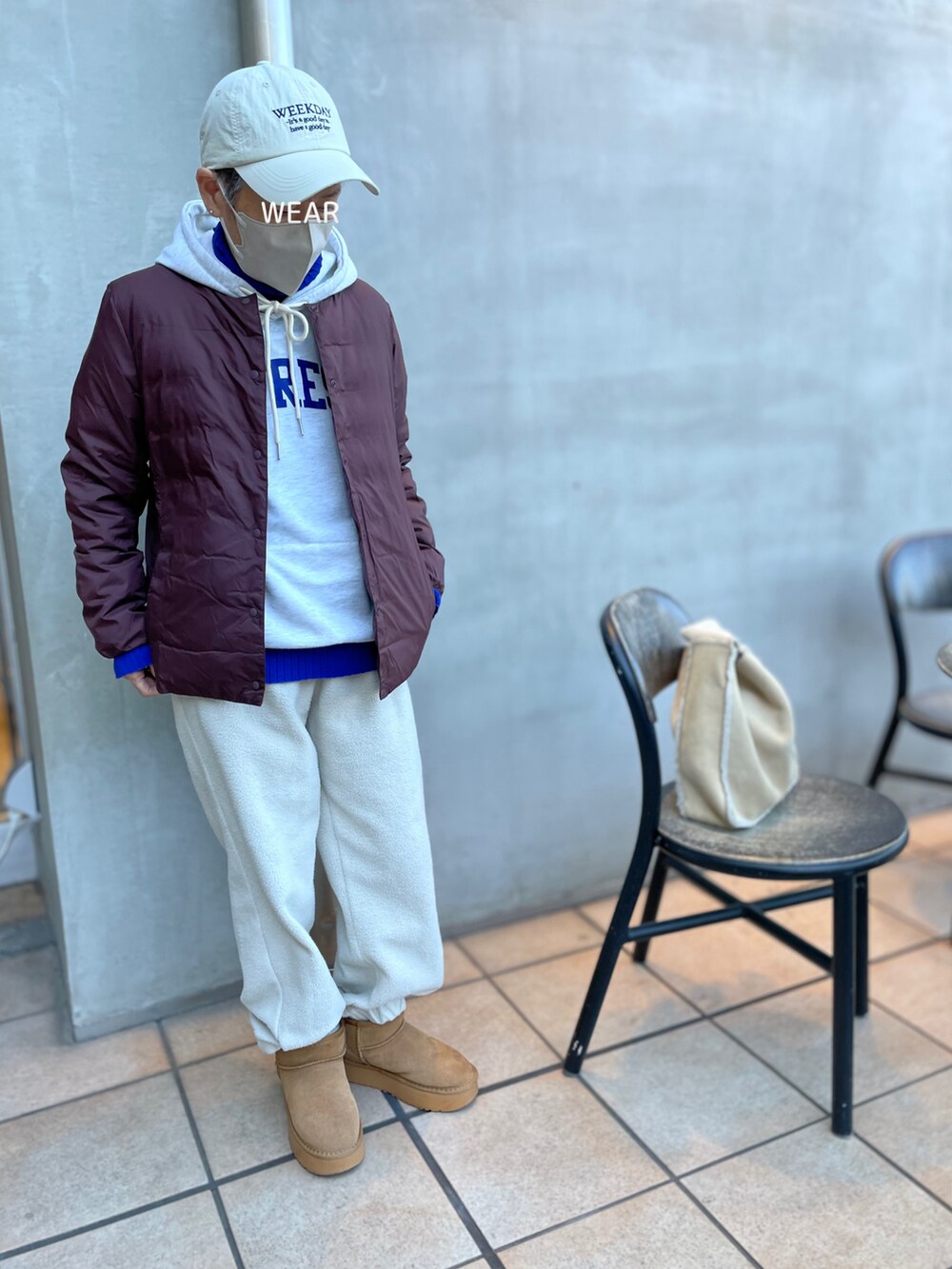 「タートルネック、大人カジュアル、キャップ、キルティングジャケット、パーカー、ロゴパーカー、リブニット、ジョガーパンツ、スウェードブーツ、スウェードバッグ、ブラウン、ダウンジャケット」｜「amgot_choiceのアイテム（スウェットパンツ、ベージュ系）」を使った、ゆりさん（レディース・154cm）の冬コーディネートの3枚目の写真