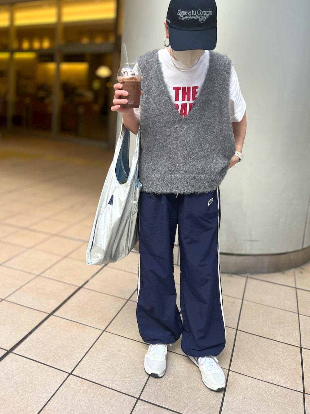 「秋服準備はじめました、ロゴT、キャップ、ベスト、ラインパンツ、シルバーネックレス、ネックレス、エコバッグ、スニーカー、オトナカジュアル、メンズライク、アウトドアスタイル、NIKE」｜「CIAOPANIC TYPYの【リバイバル/WEB限定】ミックスフェザーヤーンクロップド丈ベスト（ベスト、グレー系）」を使った、ゆりさん（レディース・154cm）の秋コーディネートの3枚目の写真