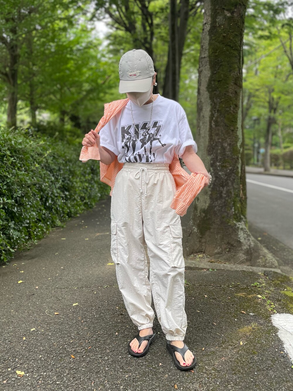 「ロックT、プリントT、キャップ、ストライプシャツ、バングル、チェーンネックレス、チェーンブレス、カーゴパンツ、ショルダーバッグ、ユニクロ、ビーチサンダル、シアートップス、休日スタイル、バックプリント、みんなの白Tフェス」｜「CIAOPANIC TYPYのアソートバンドTシャツ（Tシャツ/カットソー、ホワイト系）」を使った、ゆりさん（レディース・154cm）の夏コーディネートの3枚目の写真