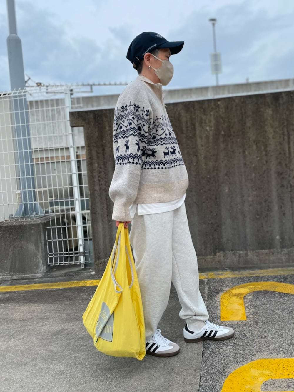 「ニット、ケーブルニット、シャギーニット、ノルディック柄、ノルディックニット、オーバーオール、デニムパンツ、スウェットパンツ、キャップ、ニット帽、スニーカー、adidas samba、スウェードブーツ」｜「coenの【そうコレ!】ブークレボートネックニット（ニット/セーター、グリーン系）」を使った、ゆりさん（レディース・154cm）の冬コーディネートの3枚目の写真