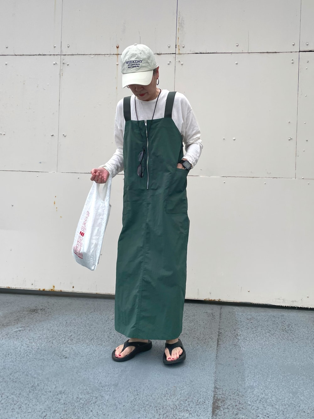 「ジャンパースカート、シアーTシャツ、キャップ女子、ビーチサンダル、スポーツサンダル、エコバック、メガネ」｜「LOWRYS FARMのストレートＺＩＰジャンスカ　177920（ワンピース、グリーン系）」を使った、ゆりさん（レディース・154cm）の夏コーディネートの3枚目の写真