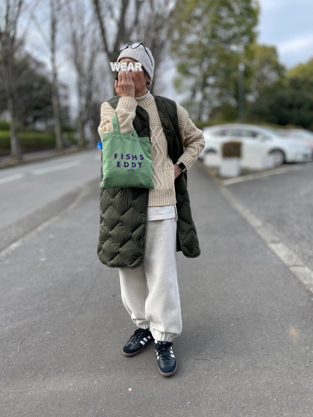 「ベスト、ニット帽、キルティングベスト、ダウンベスト、似合うラボに行こう、ケーブルニット、ニット、ミニバッグ、ミニトート、スウェットパンツ、adidas samba、スニーカー」｜「LAKOLEの3ゲージパッチケーブルプルオーバー / 988975（ニット/セーター、ベージュ系）」を使った、ゆりさん（レディース・154cm）の冬コーディネートの2枚目の写真